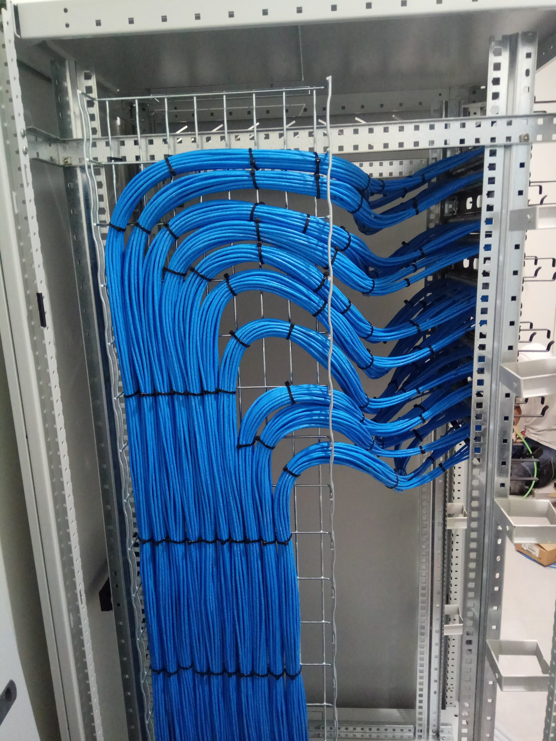 Rack de servidores meticulosamente organizado con cableado estructurado.