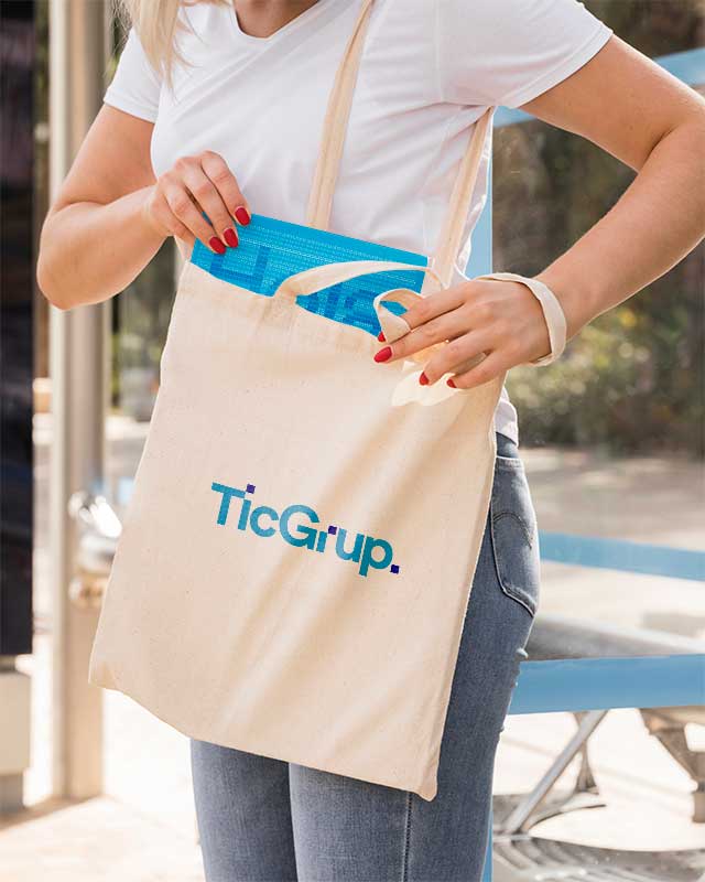 Mujer llevando la bolsa de TicGrup