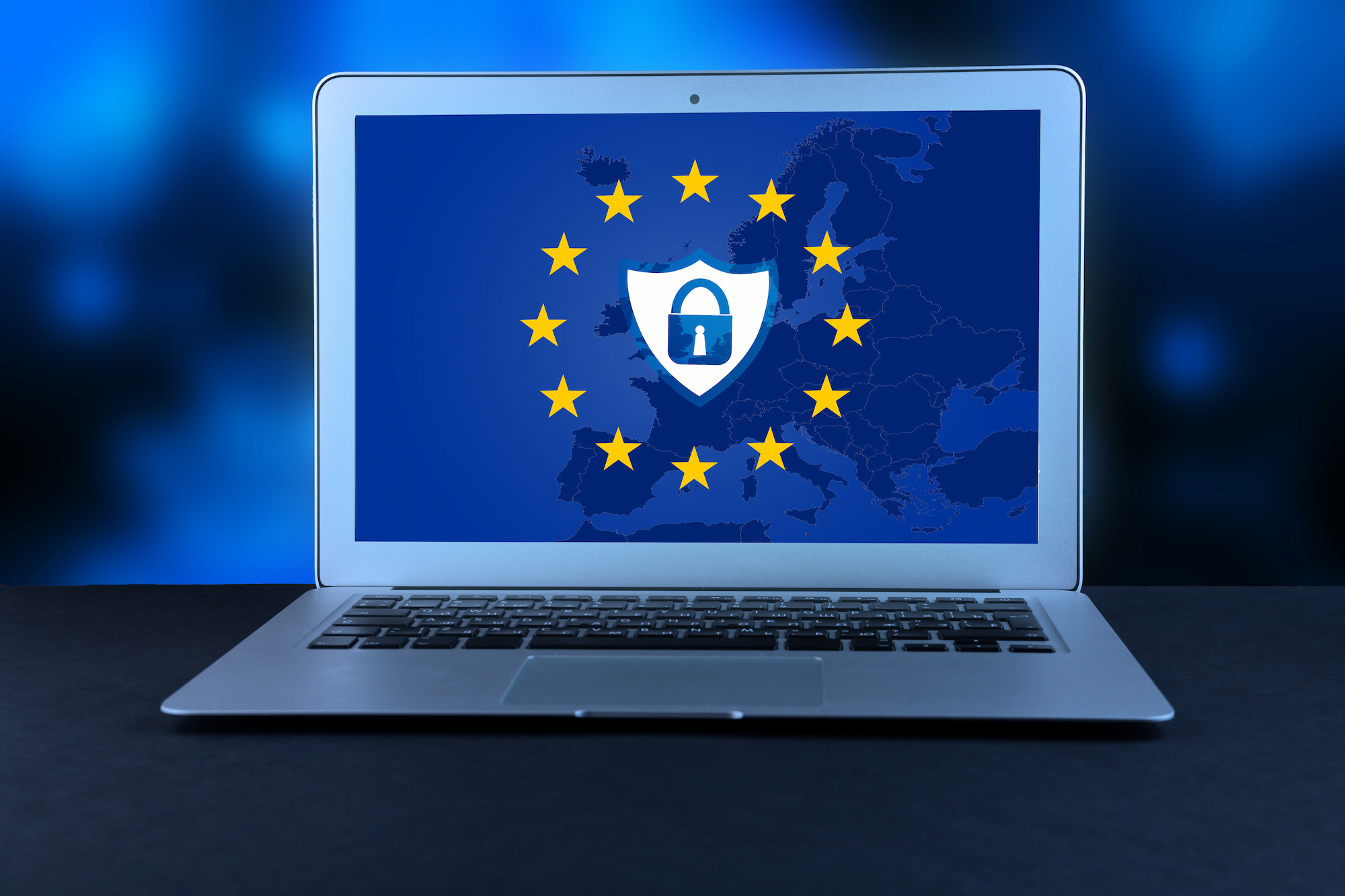 Seguridad informática: Portátil con el símbolo de la UE y un candado con un escudo representando la seguridad en las leyes del control de privacidad
