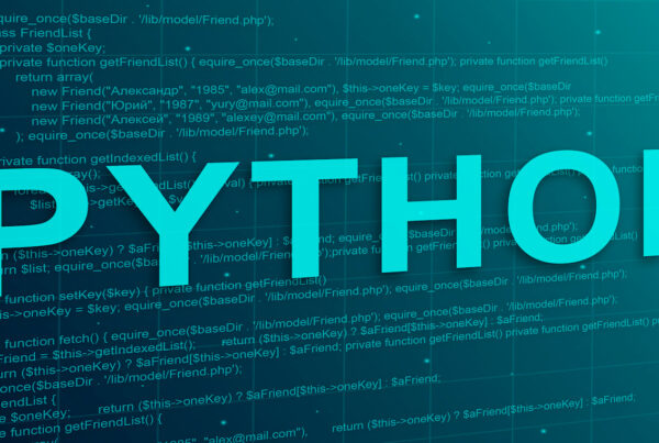 Fondo azul donde está escrito la palabra python con líneas de código por detrás