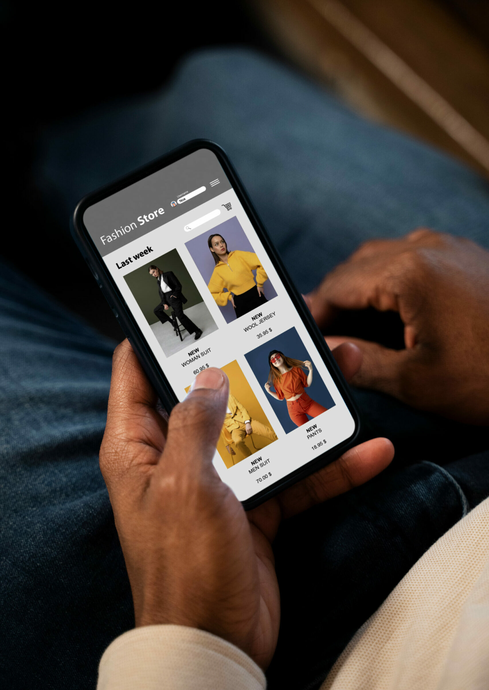Usuario navegando en una tienda online de moda en su smartphone