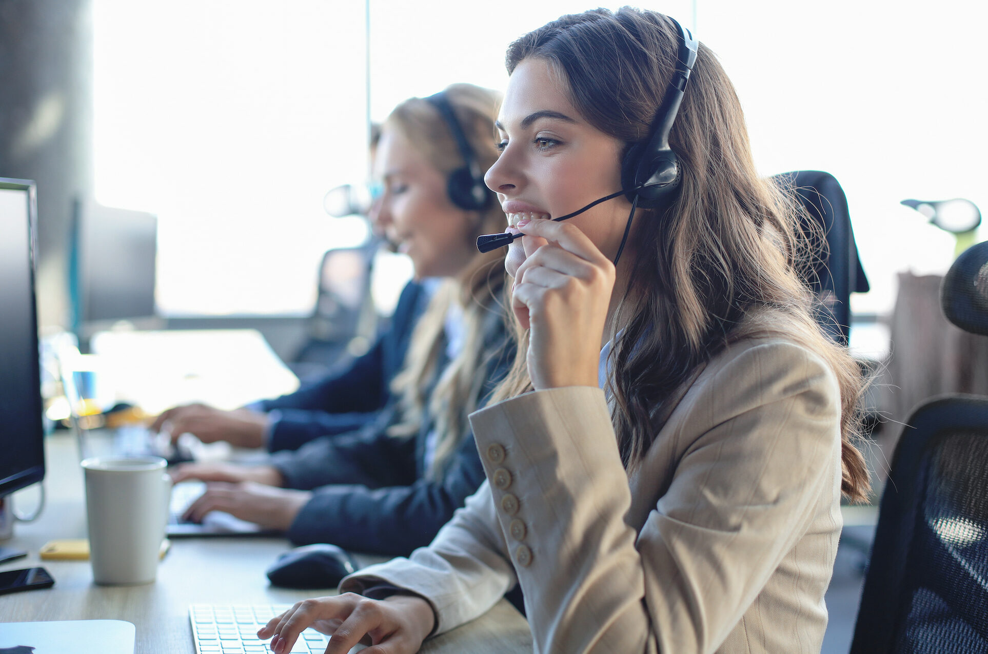 Equipo de profesionales trabajando en un entorno de oficina moderno con tecnología avanzada.