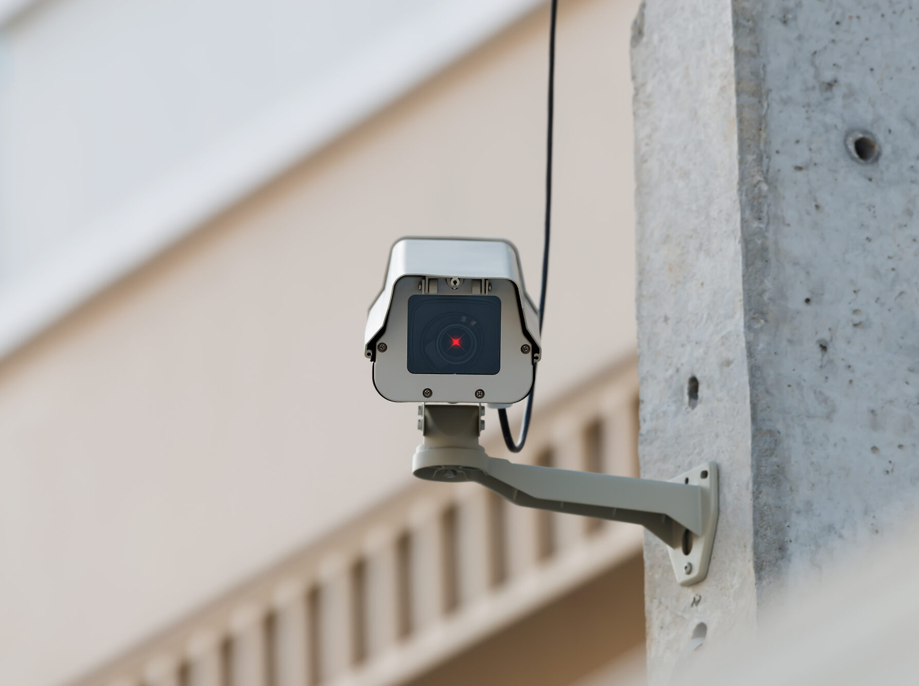 Cámara de videovigilancia avanzada montada en la pared exterior de un edificio para el control de intrusión.