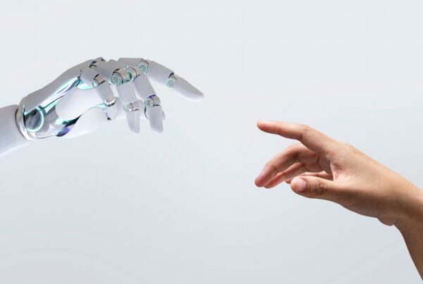 Inspiración de la creación de Adan de Miguel Ángel, representado con una mano de humano y otra de un robot(inteligencia artificial) a punto de tocarse.